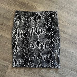 Karen Kane black and white business skirt. Stretch material. Size small!